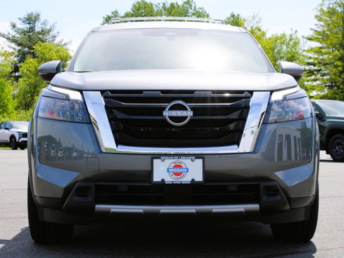 Used 2025 Nissan Pathfinder SL AWD/4WD image 2