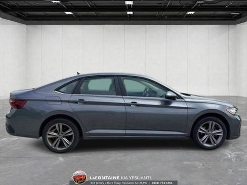 Used 2024 Volkswagen Jetta SE FWD image 6
