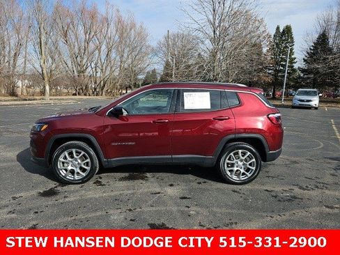 Used 2022 Jeep Compass Latitude image 1