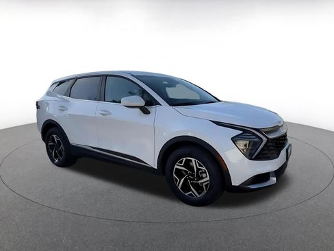 Used 2025 Kia Sportage LX image 2