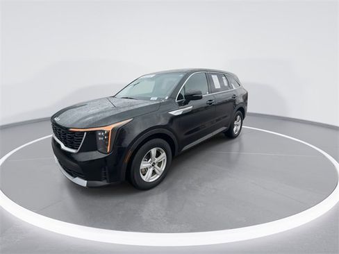 Used 2025 Kia Sorento LX image 4