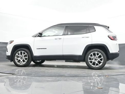 Used 2025 Jeep Compass Limited image 49