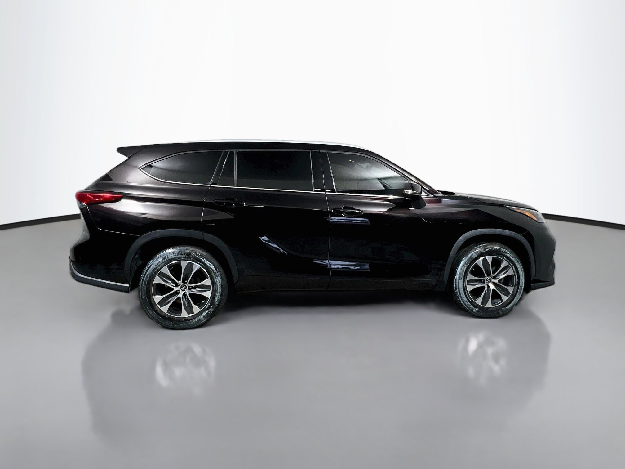 Used 2022 Toyota Highlander XLE FWD image 3