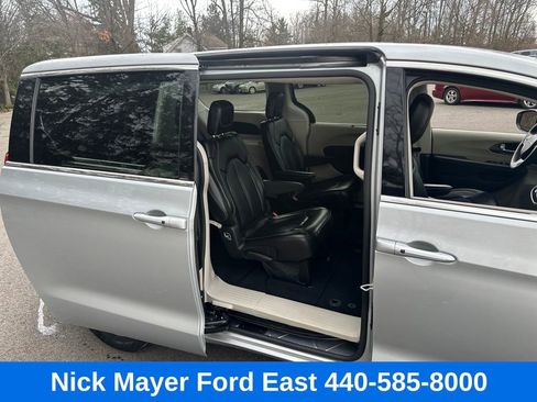 Used 2023 Chrysler Pacifica Touring-L image 14