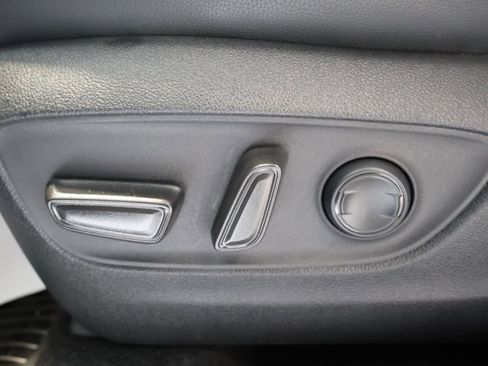 Used 2024 Toyota Highlander XLE AWD/4WD image 12