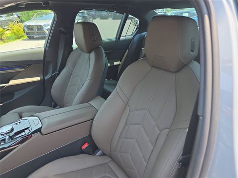 Used 2025 BMW 550e xDrive w/ Executive Package AWD/4WD image 22