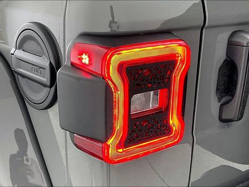 Used 2022 Jeep Wrangler Unlimited Sahara image 38