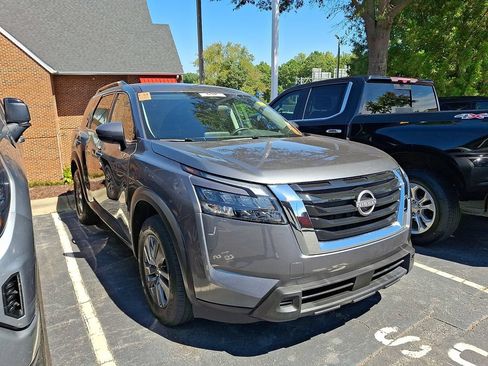 Used 2025 Nissan Pathfinder SV AWD/4WD image 3