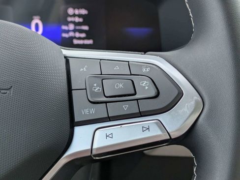 Used 2025 Volkswagen Taos SE w/ Panoramic Sunroof Package image 34