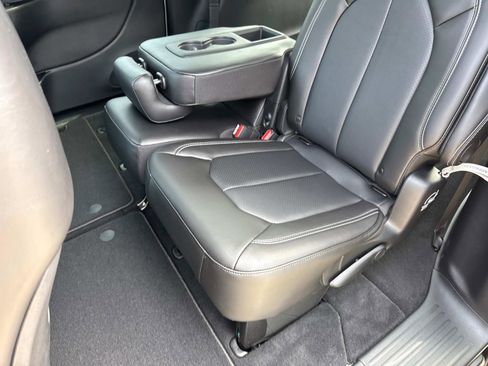 New 2026 Chrysler Pacifica Select FWD image 11