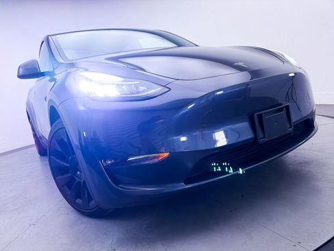 Used 2022 Tesla Model Y Long Range image 7