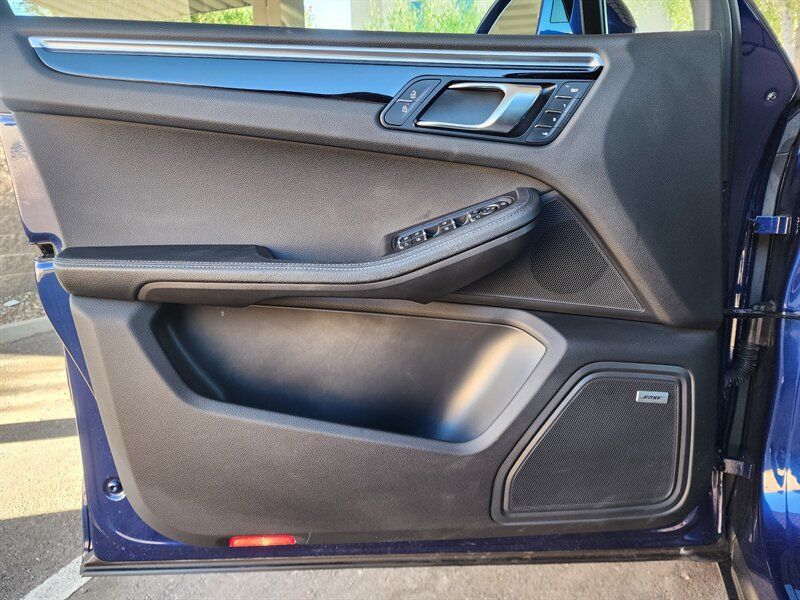Used 2022 Porsche Macan AWD/4WD image 19