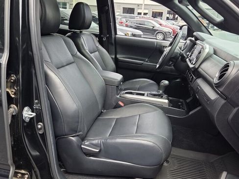 Used 2022 Toyota Tacoma Limited w/ Nightshade Package AWD/4WD image 17