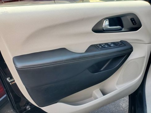Used 2024 Chrysler Pacifica Touring-L FWD image 7