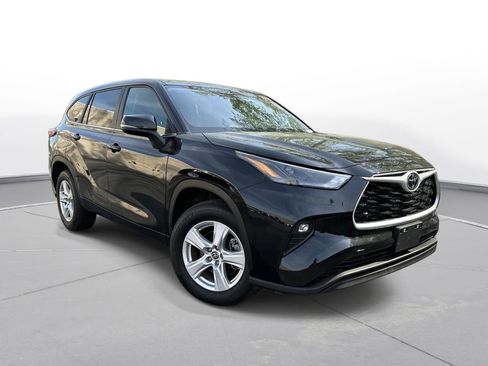 Used 2023 Toyota Highlander LE image 4
