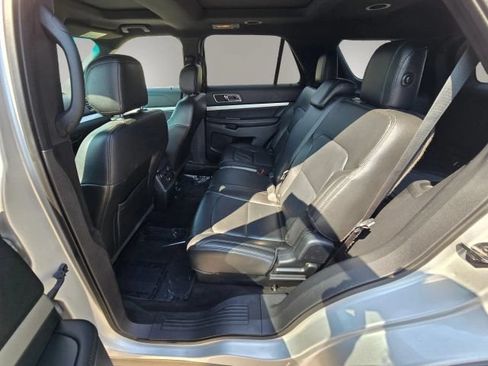 Used 2017 Ford Explorer XLT w/ Equipment Group 202A AWD/4WD image 12