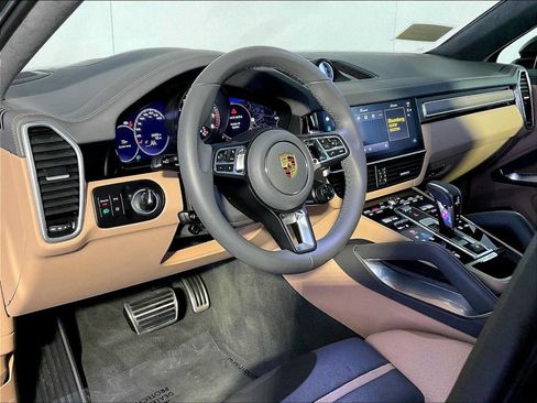 Certified 2022 Porsche Cayenne Turbo AWD/4WD image 4