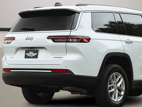 Used 2023 Jeep Grand Cherokee L Laredo image 4