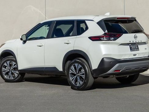 Used 2023 Nissan Rogue SV image 3