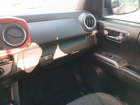 Used 2017 Toyota Tacoma TRD Sport image 32