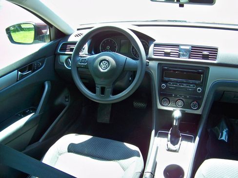 Used 2013 Volkswagen Passat 2.5 S FWD image 29
