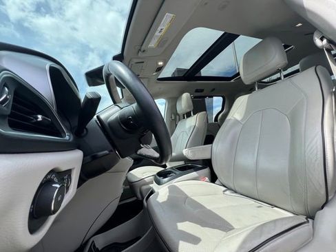 Used 2020 Chrysler Pacifica Limited w/ Advanced Safetytec Group FWD image 16