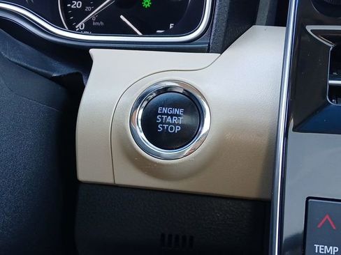 Used 2019 Toyota Avalon XLE image 18