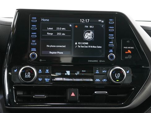 Used 2021 Toyota Highlander XLE AWD/4WD image 19