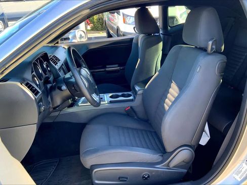 Used 2014 Dodge Challenger SXT image 6