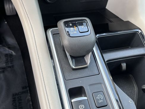 Used 2025 Nissan Pathfinder SL FWD image 23