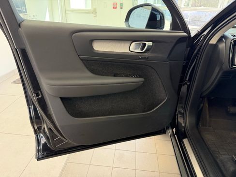 Certified 2025 Volvo XC40 B5 Plus AWD/4WD image 17