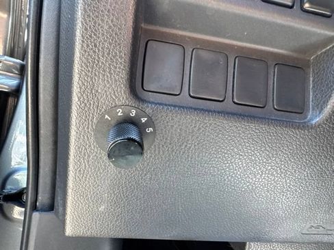 Used 2018 Nissan Titan SV AWD/4WD image 27