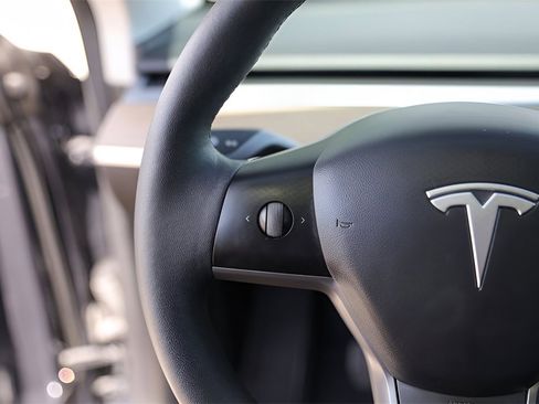 Used 2022 Tesla Model Y Long Range image 13