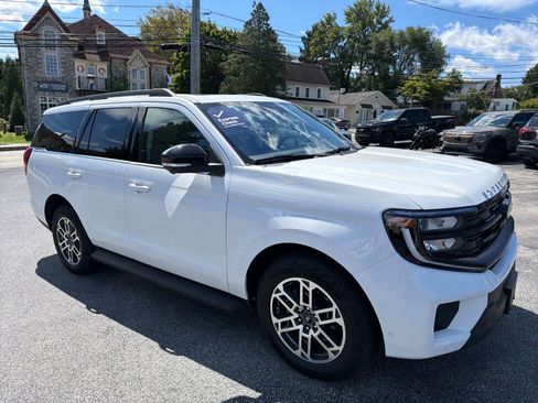 Used 2025 Ford Expedition Active AWD/4WD image 3