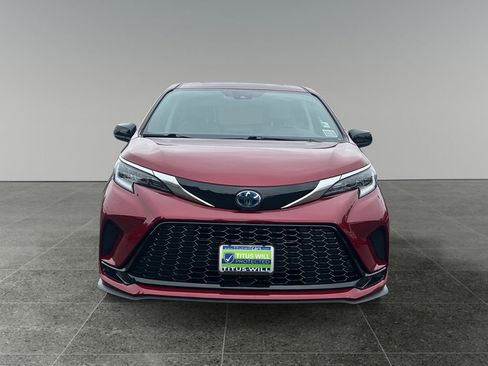 Used 2024 Toyota Sienna XSE FWD image 3