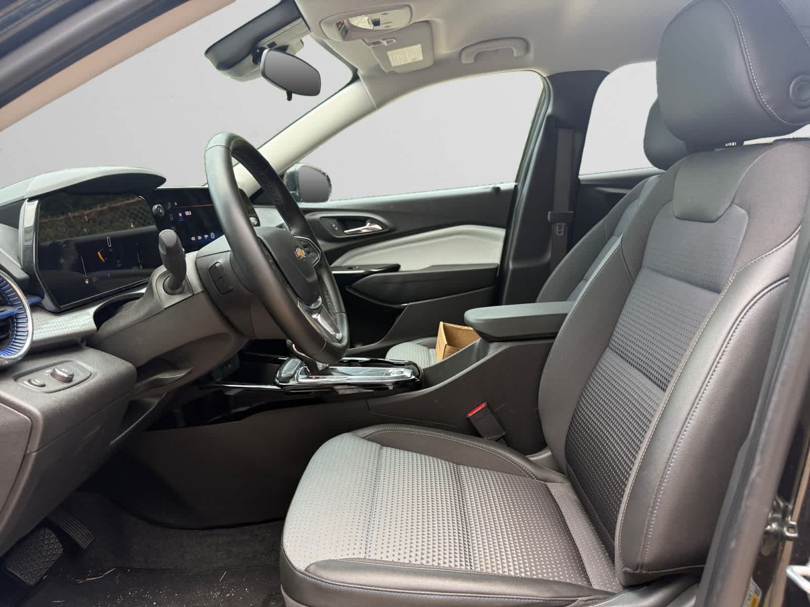 Used 2025 Chevrolet Trax LT w/ LT Convenience Package FWD image 9