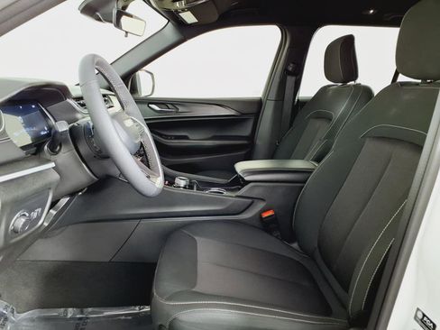 Used 2025 Jeep Grand Cherokee Laredo w/ Luxury Tech Group I image 17