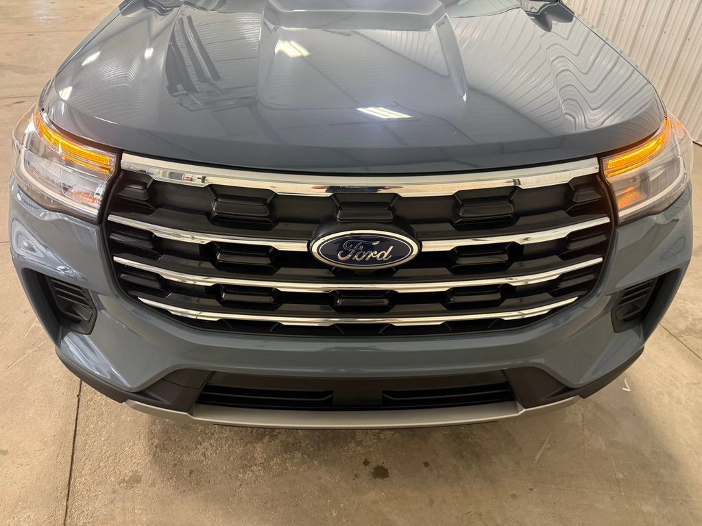 Used 2025 Ford Explorer Active AWD/4WD image 4
