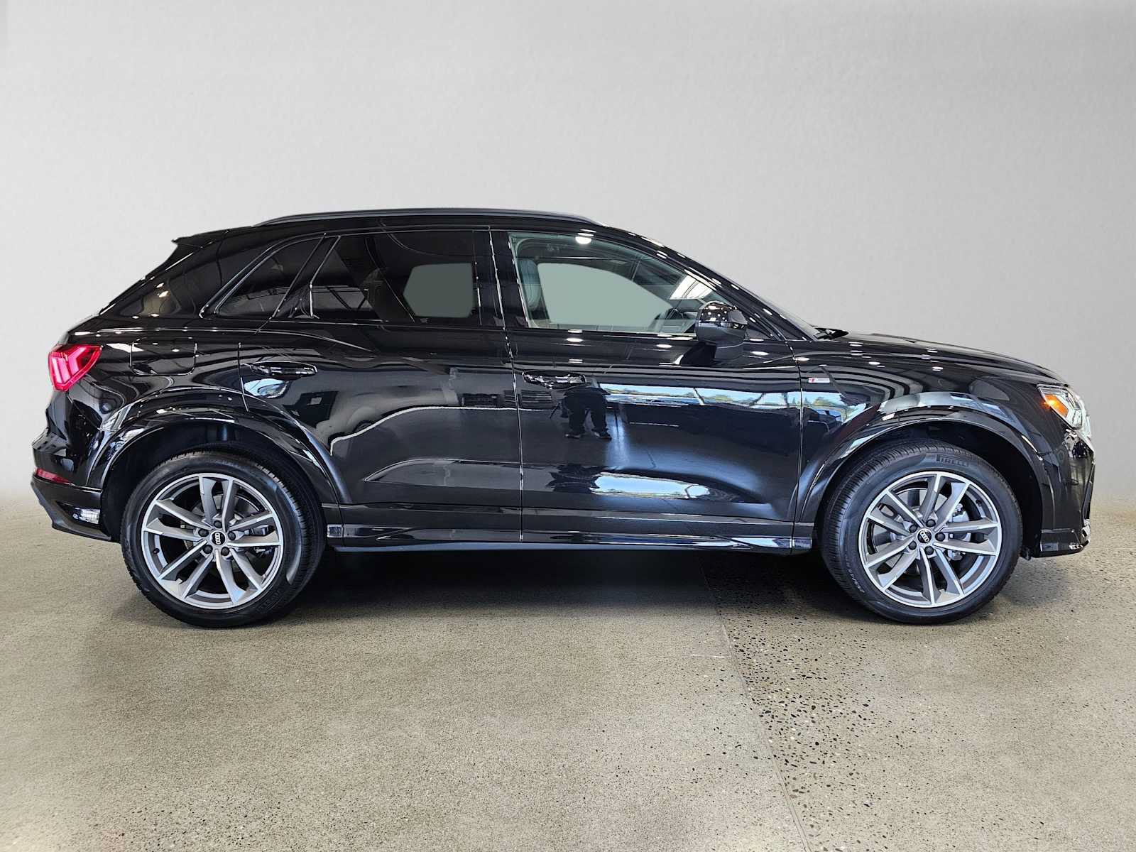 Used 2025 Audi Q3 2.0T Premium w/ Convenience Package AWD/4WD image 2