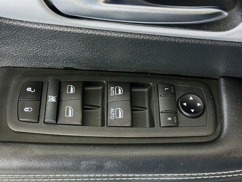 Used 2020 Chrysler Pacifica Touring-L w/ S Appearance Package image 24