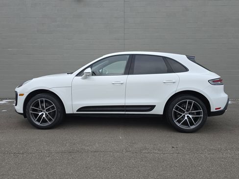 Certified 2023 Porsche Macan image 2