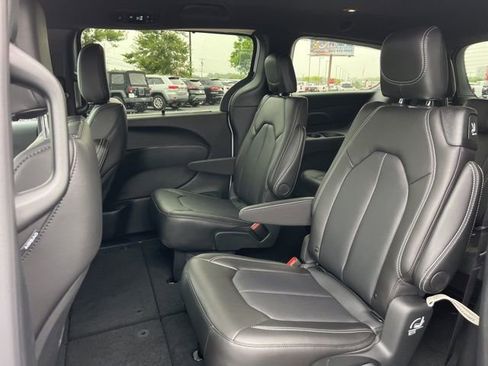 New 2026 Chrysler Pacifica Select image 12