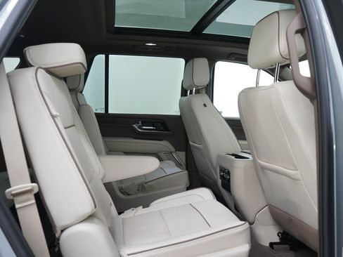 Used 2025 GMC Yukon Denali w/ Sun & Power Step Package AWD/4WD image 14