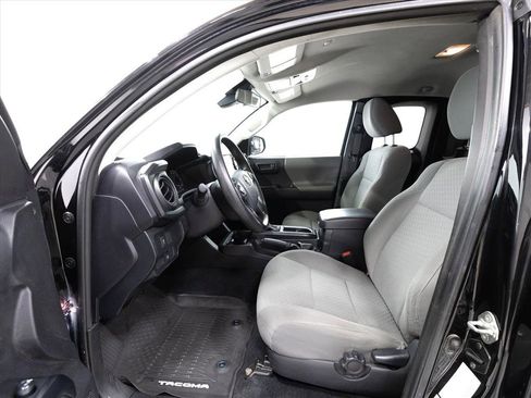 Used 2020 Toyota Tacoma SR w/ SX Package image 4