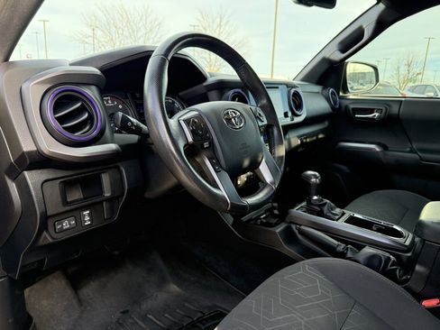 Used 2016 Toyota Tacoma TRD Sport image 10