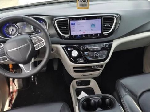 Used 2023 Chrysler Pacifica Touring-L FWD image 2