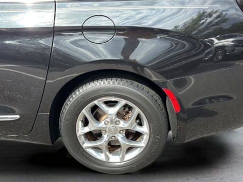 Used 2018 Chrysler Pacifica Limited image 28