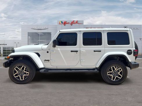 Used 2026 Jeep Wrangler Unlimited Sahara AWD/4WD image 2