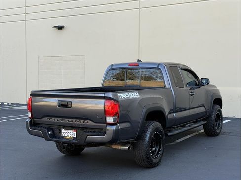 Used 2016 Toyota Tacoma TRD Off-Road w/ Premium & Technology Package image 4