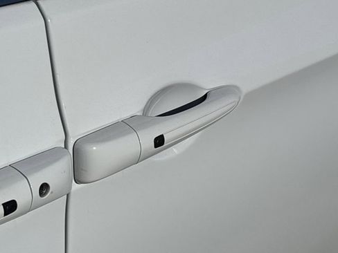 Used 2024 Chrysler Pacifica Touring-L image 15